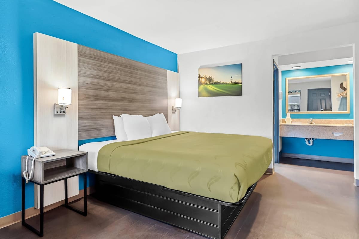 Quarto standard, 1 cama King, para não fumantes | Escrivaninha, ferros/tábuas de passar roupa, Wi-Fi de cortesia