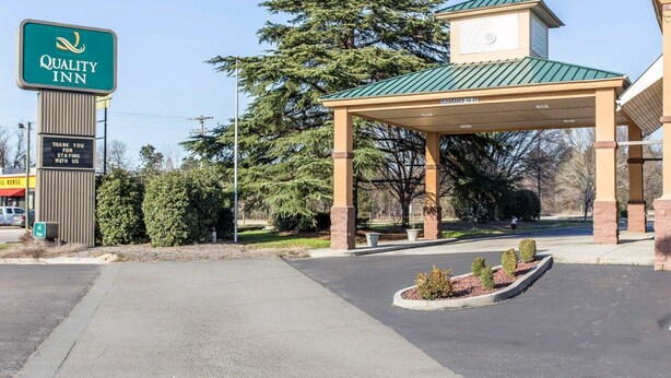 A Quality Inn with a covered parking area and a sign thanking guests for staying. - Quality Inn Aiken North (Aiken)