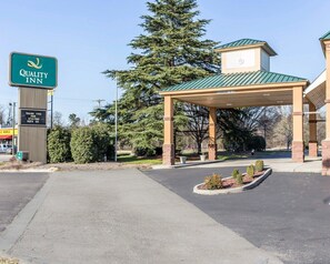 A Quality Inn with a covered parking area and a sign thanking guests for staying. - Quality Inn Aiken North (Aiken)