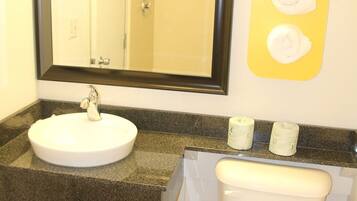 Tina con regadera y toallas