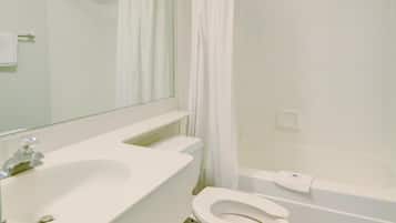 Combined shower/bathtub, towels