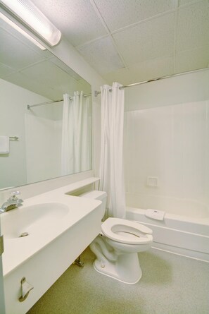 Combined shower/tub, towels