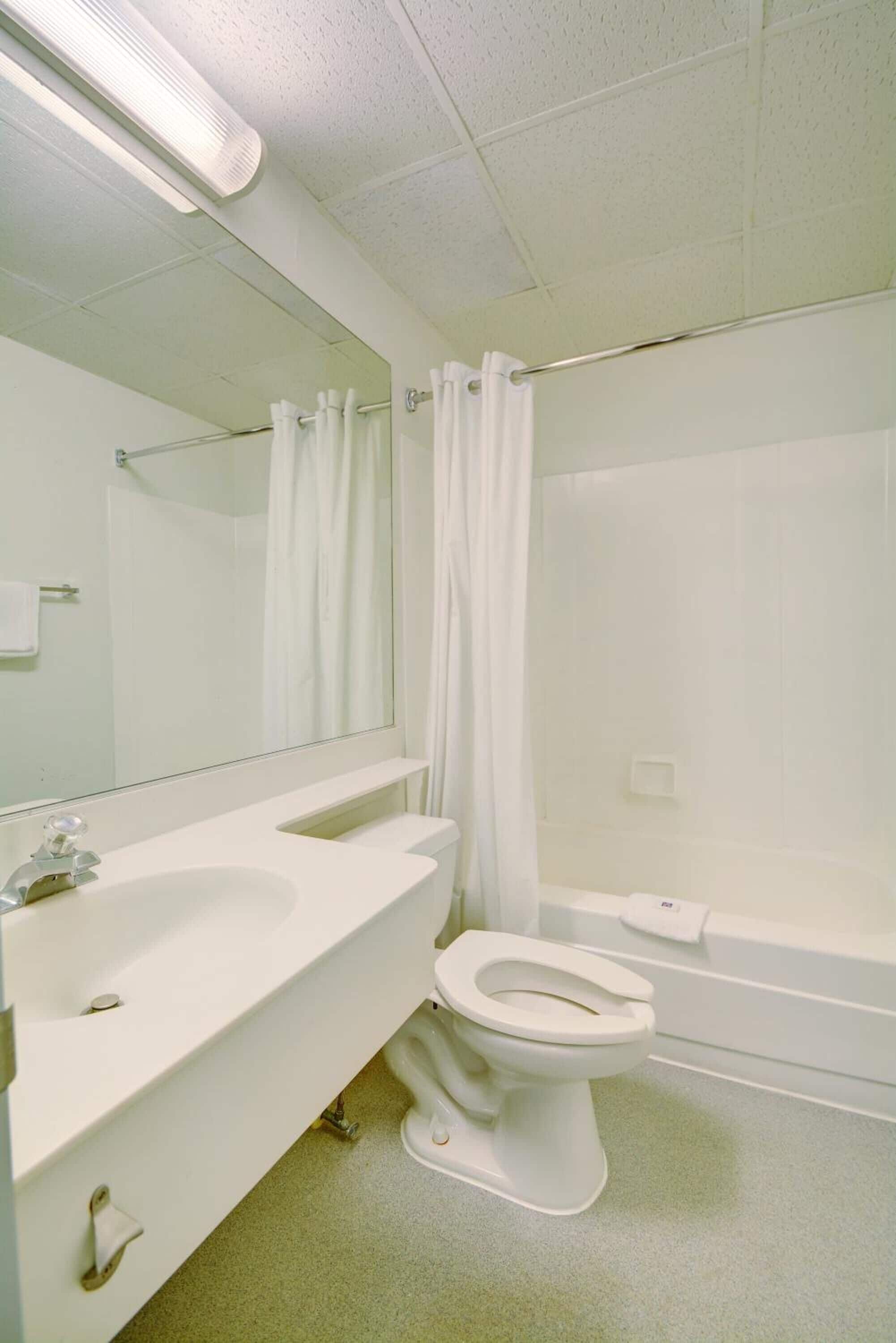Combined shower/bathtub, towels
