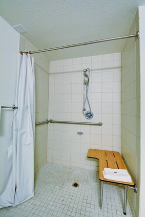 Combined shower/tub, towels