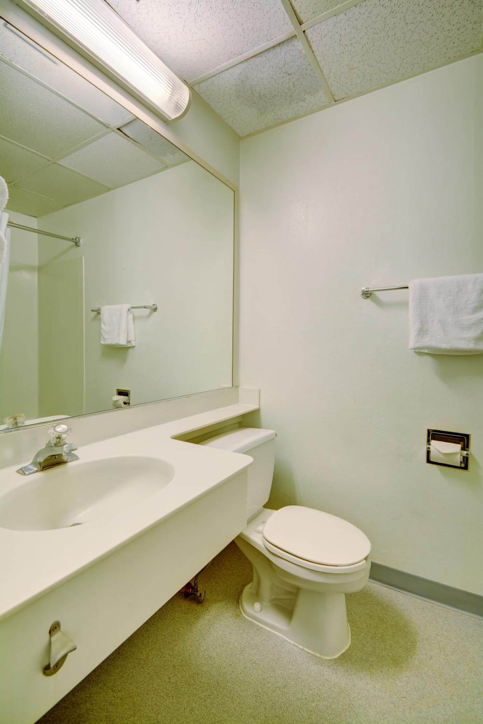 Combined shower/bathtub, towels