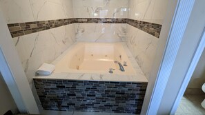 Standard Room, 1 King Bed, Non Smoking, Jetted Tub | 1 bedroom, Egyptian cotton sheets, premium bedding, desk