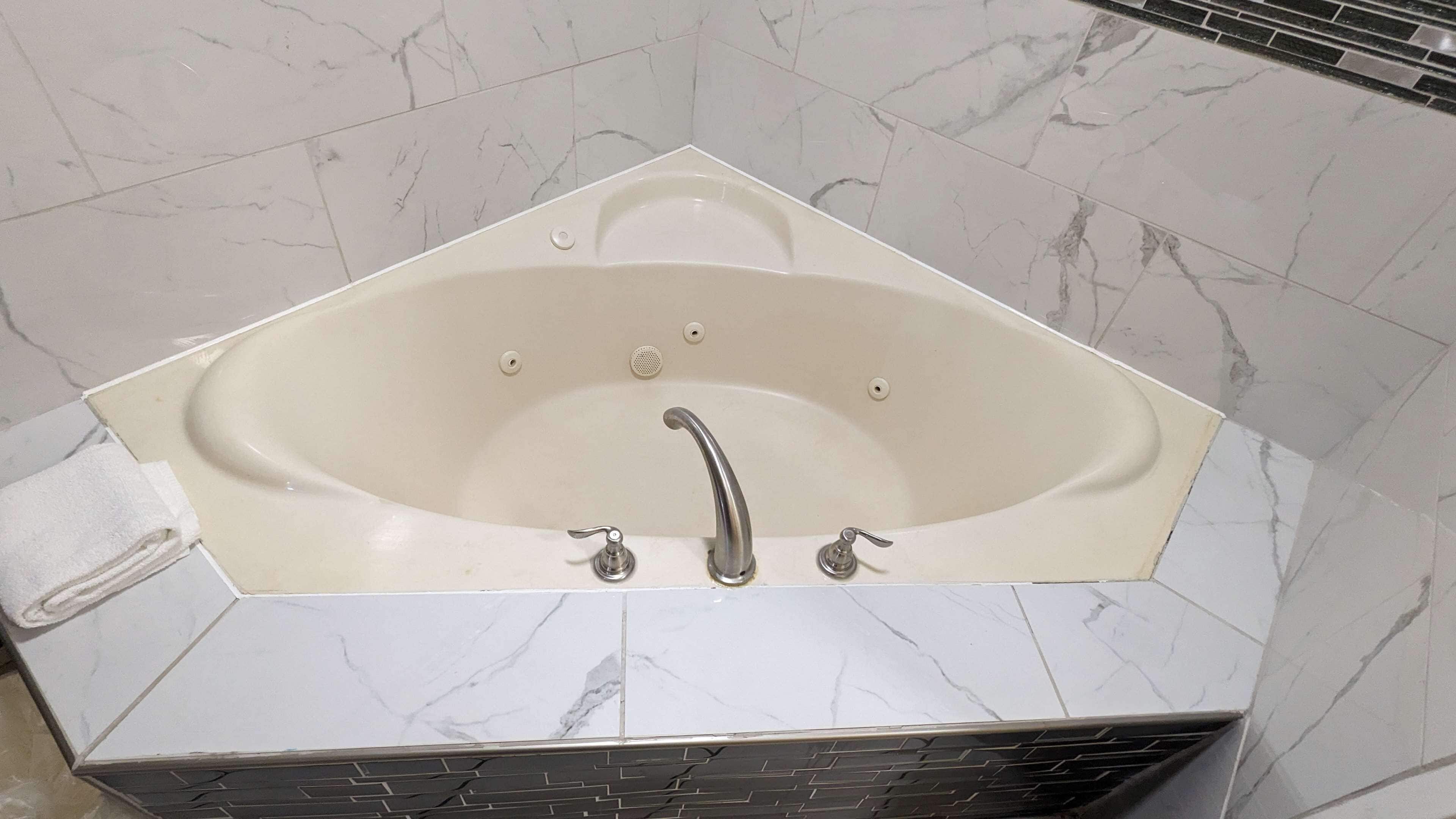 standard room, 1 king bed, smoking, jetted tub | egyptian cotton sheets, premium bedding, desk, laptop workspace