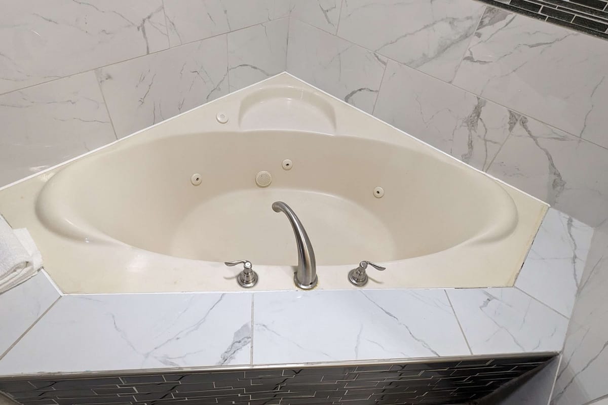 standard room, 1 king bed, smoking, jetted tub | egyptian cotton sheets, premium bedding, desk, laptop workspace