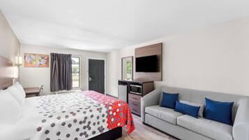 Suite, 1 King Bed, Non Smoking | Iron/ironing board, free WiFi, bed sheets, alarm clocks