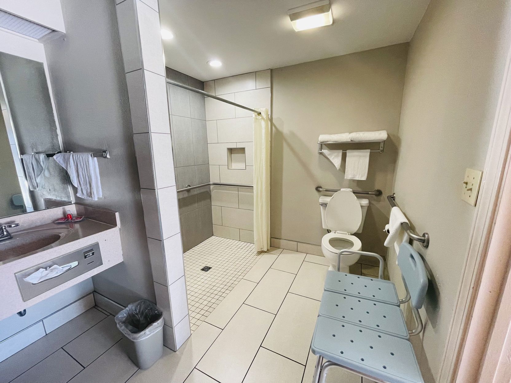 Baño | Artículos de higiene personal gratuitos, secador de pelo y toallas