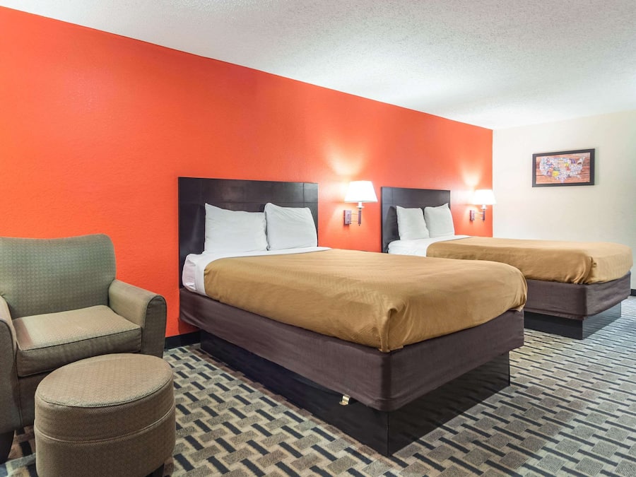 Standardzimmer, 2 Doppelbetten | Schreibtisch, Bügeleisen/Bügelbrett, kostenloses WLAN, Bettwäsche