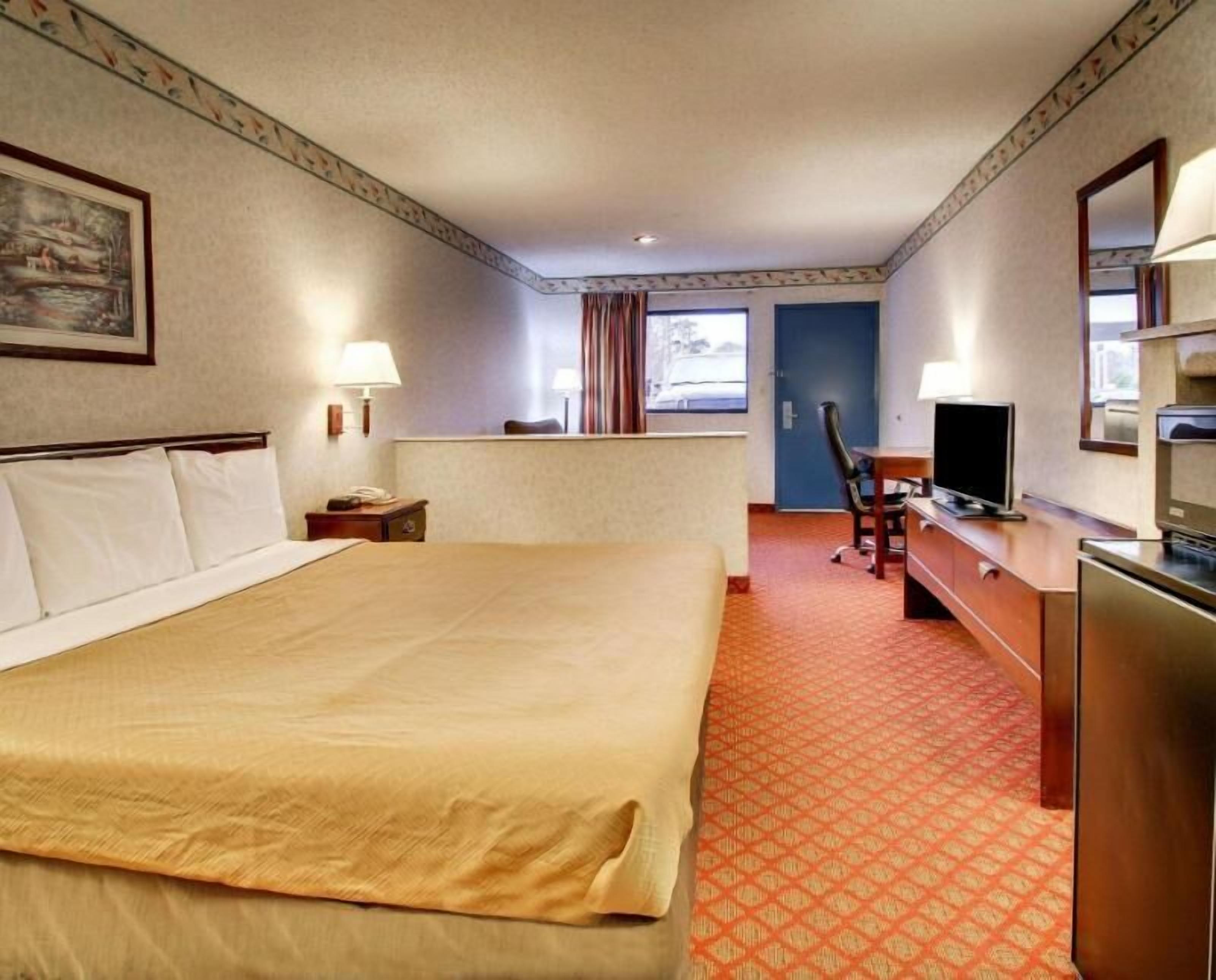 Escritorio, tabla de planchar con plancha, wifi gratis y ropa de cama