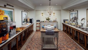Breakfast buffet - The Inn at Long Beach (Long Beach)