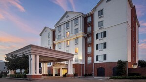 A multi-story hotel with a covered entrance and a brick facade. - The Inn at Long Beach (Long Beach)