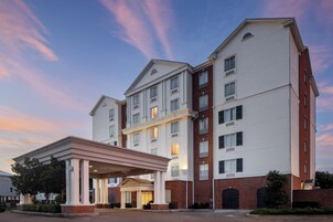 Fachada da propriedade à noite