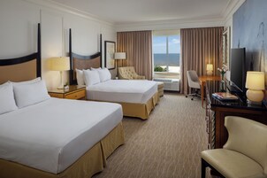 Escrivaninha, espaço de trabalho para notebook, cortinas blackout