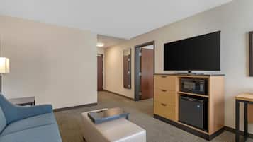 Escritorio, espacio para trabajar con laptop y cortinas blackout