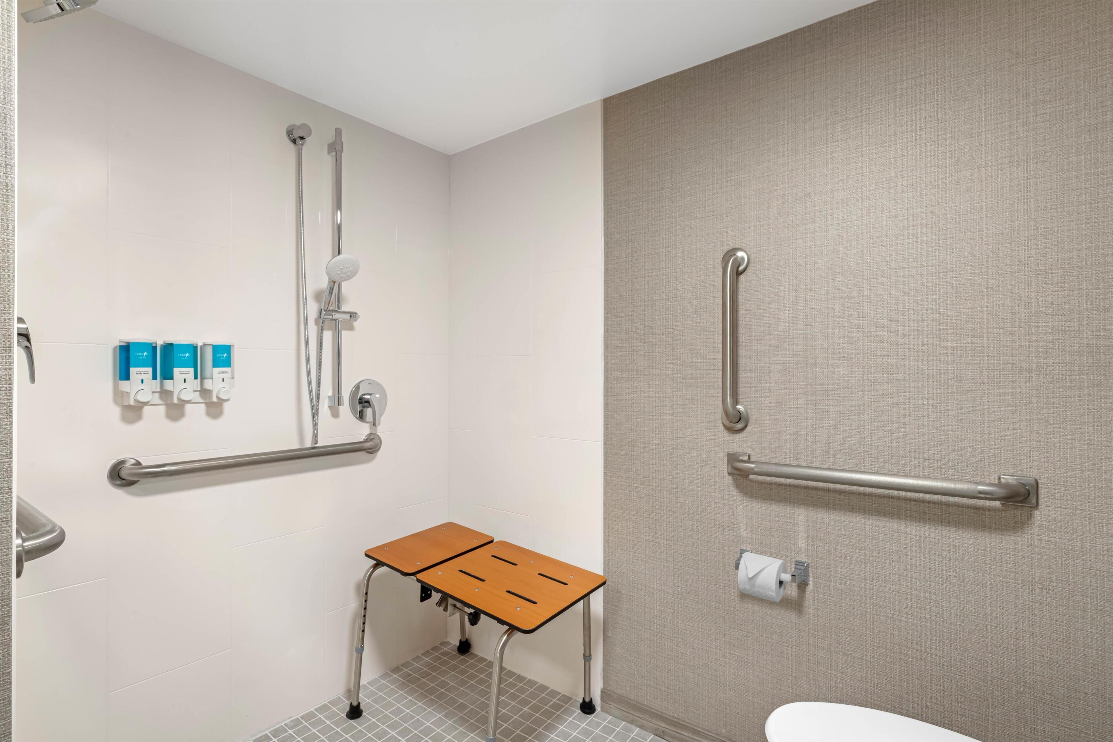 Combined shower/tub, free toiletries, hair dryer, towels