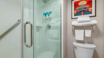 Combined shower/tub, free toiletries, hair dryer, towels