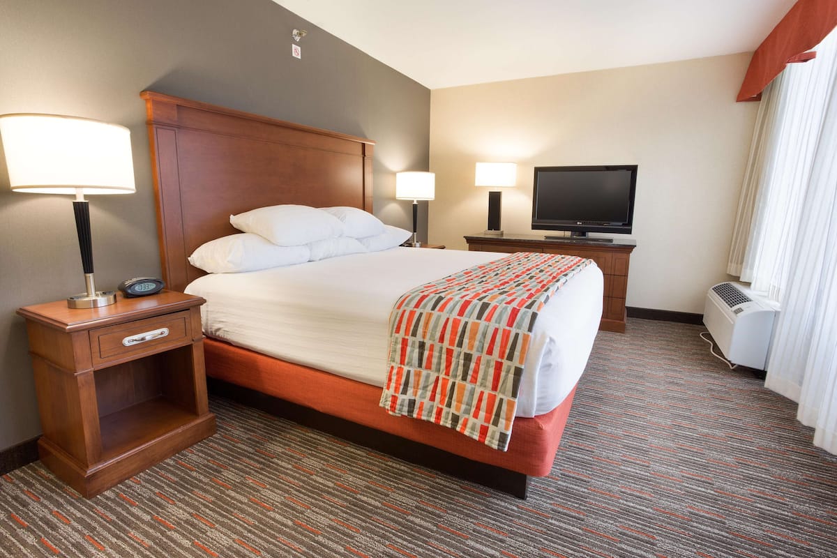 1 bedroom, desk, laptop workspace, blackout curtains