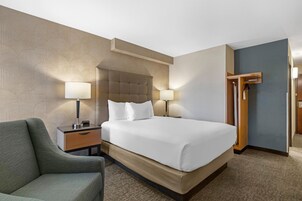 Escritorio, espacio para trabajar con laptop y cortinas blackout 