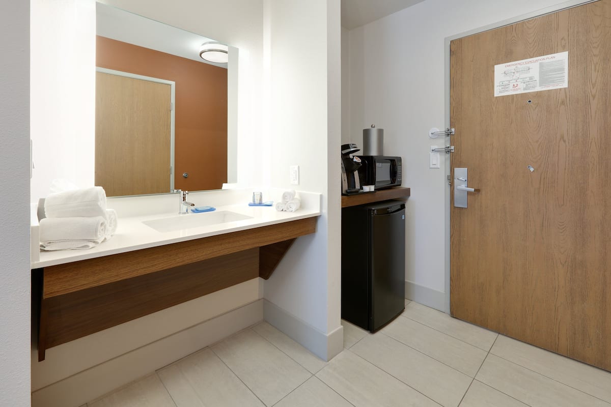 Standardzimmer, 1 King-Bett, barrierefrei (Wheelchair) | Individuell eingerichtet, Schreibtisch, Bügeleisen/Bügelbrett
