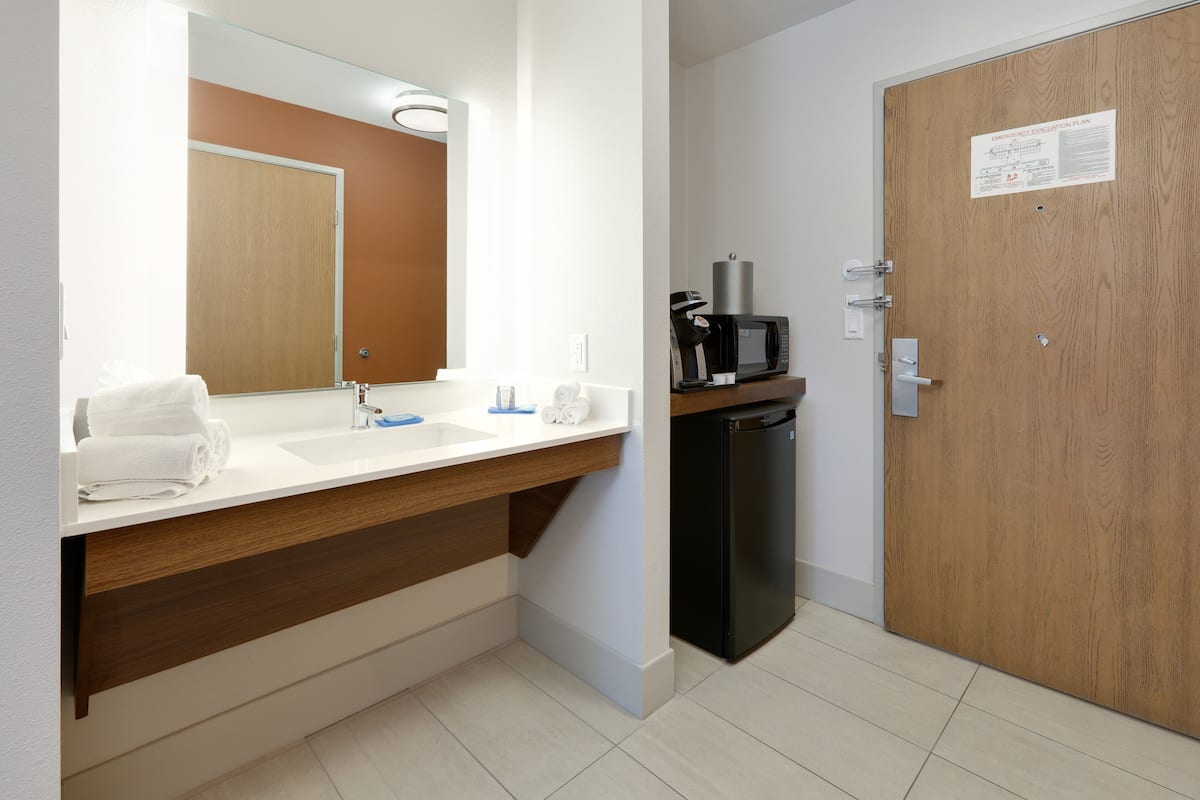 Standard Room, 1 King Bed, Accessible (Wheelchair) | 1 bedroom, individually furnished, desk, iron/ironing board