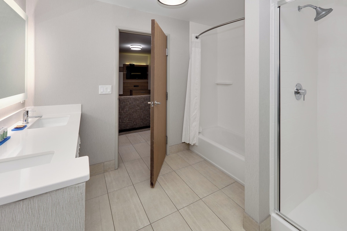 Suite, 2 Bedrooms | Desk, iron/ironing board, cribs (free), rollaway beds (free)