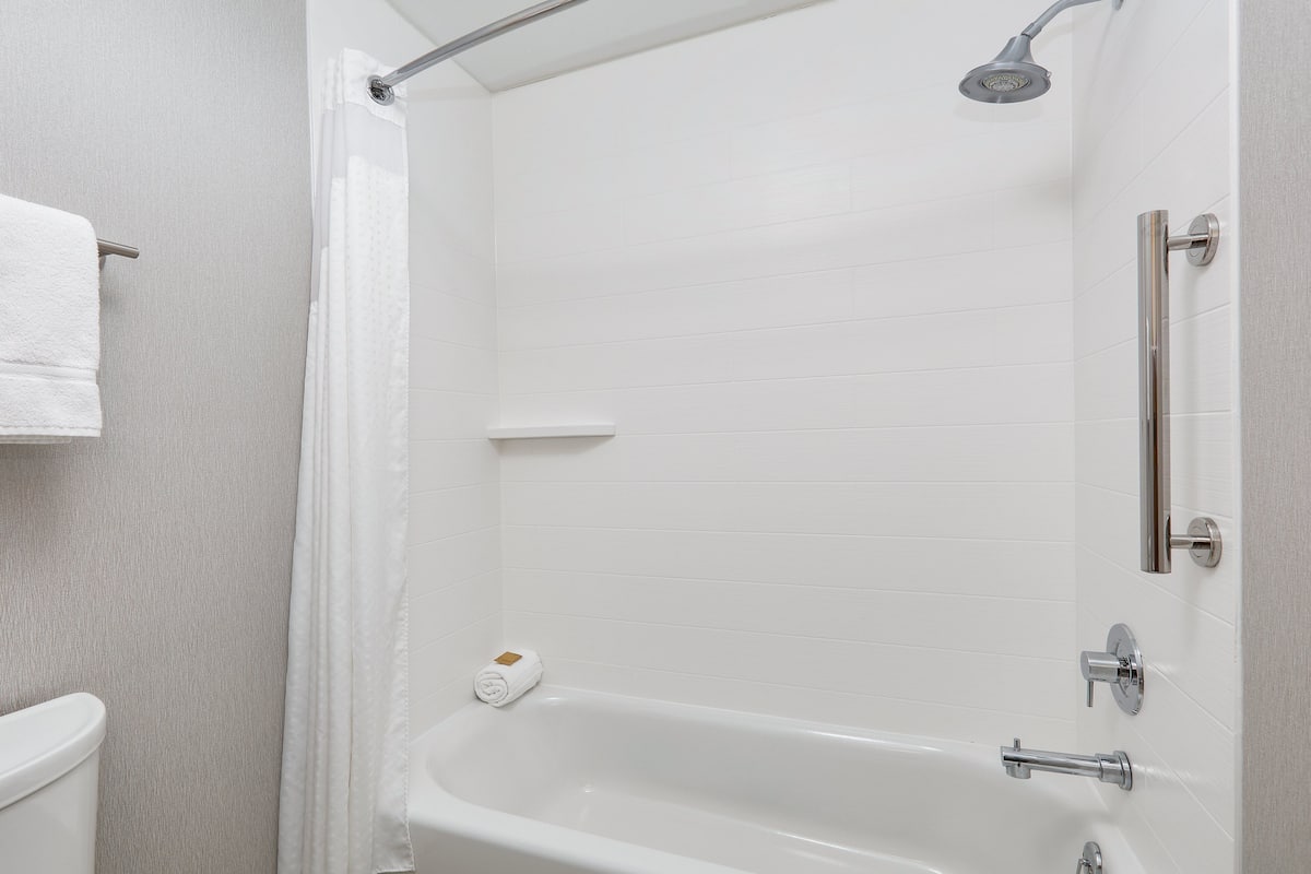 Standardzimmer, 2 Queen-Betten | Badezimmer | Duschwanne, Haartrockner, Handtücher
