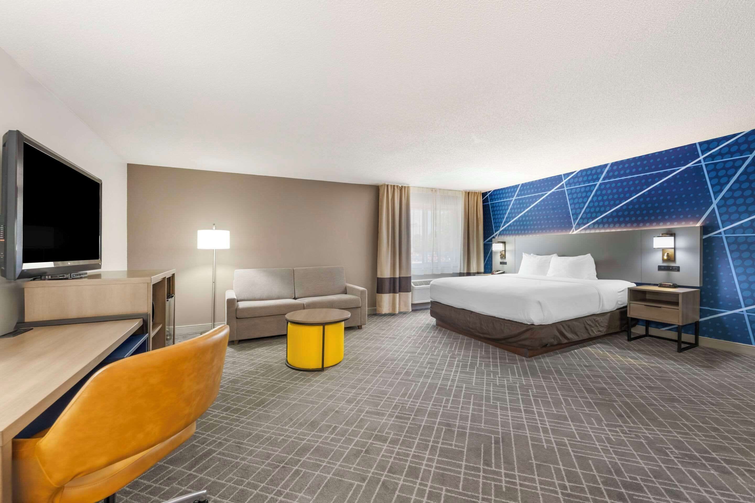 room, 1 king bed, non smoking | premium bedding, desk, blackout curtains, iron/ironing board