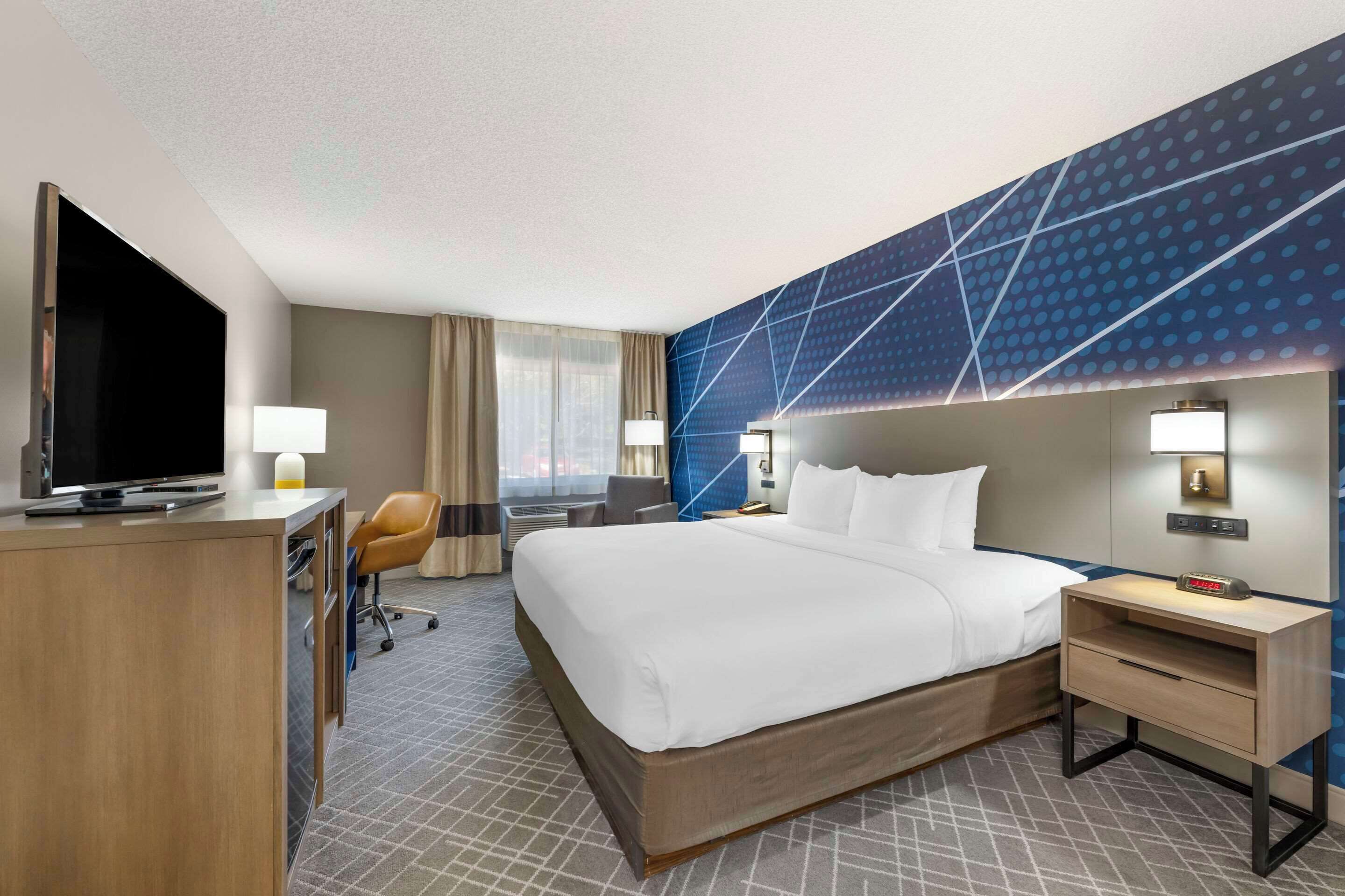 standard room, 1 king bed, non smoking | premium bedding, desk, blackout curtains, iron/ironing board