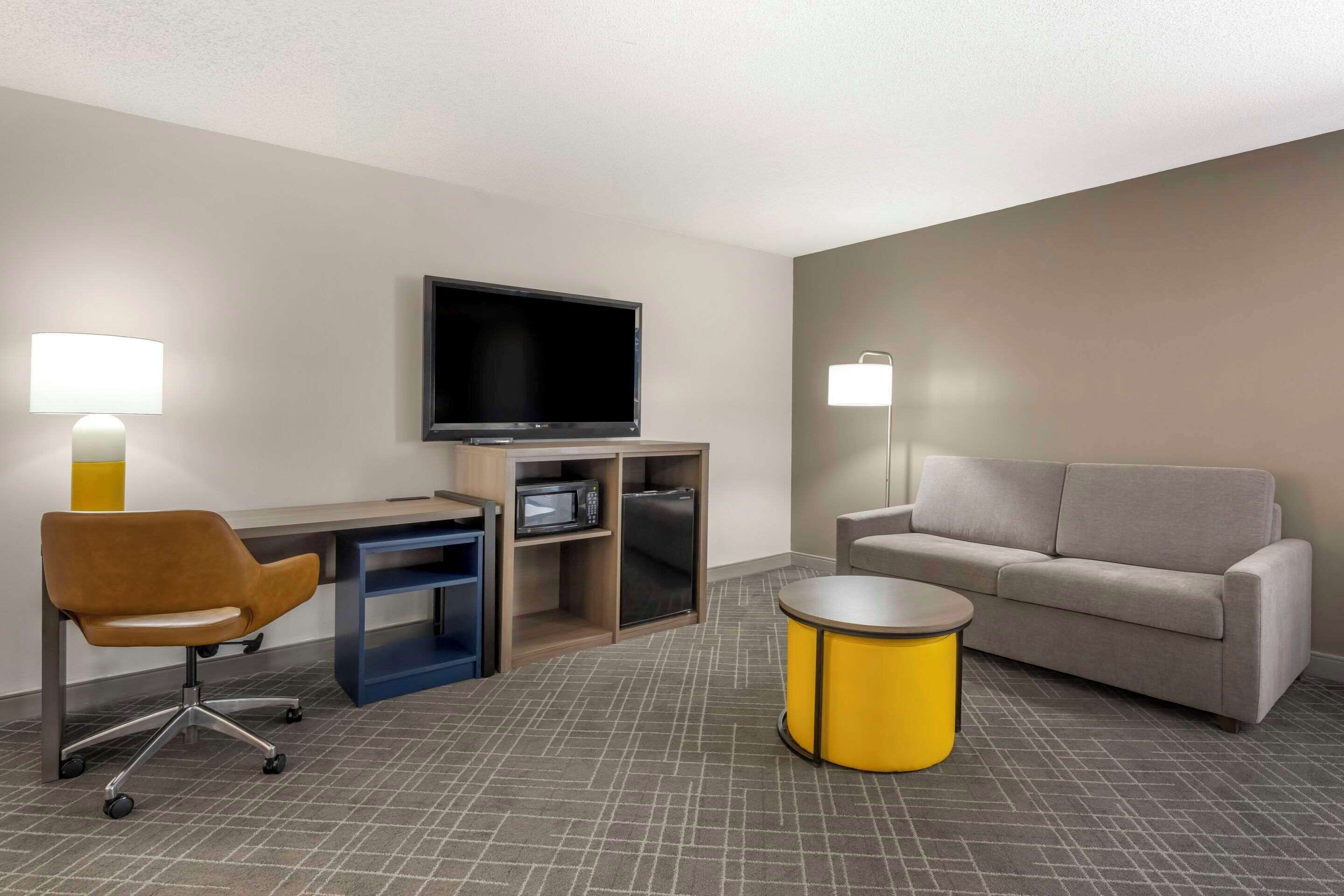 Room, 1 King Bed, Non Smoking | Premium bedding, desk, blackout curtains, iron/ironing board