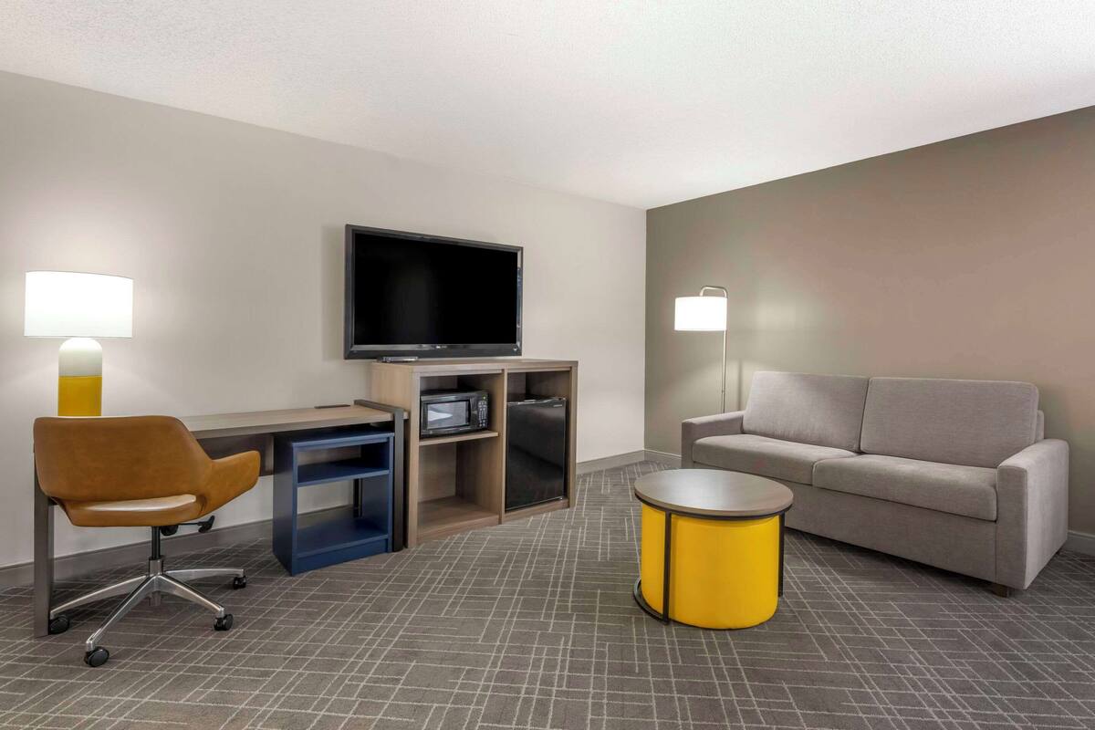 room, 1 king bed, non smoking | premium bedding, desk, blackout curtains, iron/ironing board