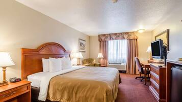 Escritorio, espacio para trabajar con laptop y cortinas blackout