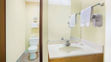 Bañera con ducha, artículos de tocador gratuitos, toallas