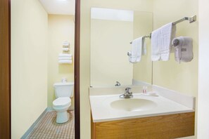 Duschwanne, kostenlose Toilettenartikel, Handtücher