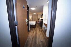 Deluxe Single Room, 1 King Bed, Non Smoking | Egyptian cotton sheets, premium bedding, down comforters, pillowtop beds