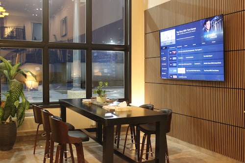 Alliance Hotel & Suites, a Howard Johnson by Wyndham
