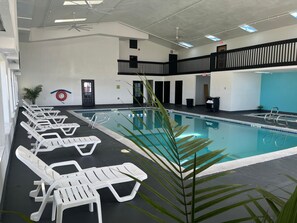 Indoor pool - Alliance Hotel & Suites, a Howard Johnson by Wyndham (Alliance)