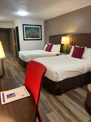 Egyptian cotton sheets, premium bedding, down comforters, pillowtop beds - Alliance Hotel & Suites, a Howard Johnson by Wyndham (Alliance)