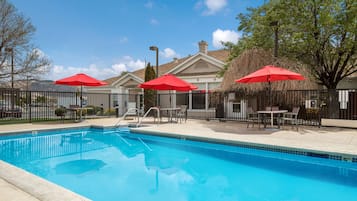 Piscina a l'aire lliure de temporada (horari: 09:00-20:00) i para-sols