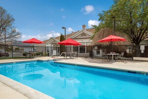 季节性开放的室外游泳池，09:00 至 20:00 开放，池畔遮阳伞，日光浴躺椅