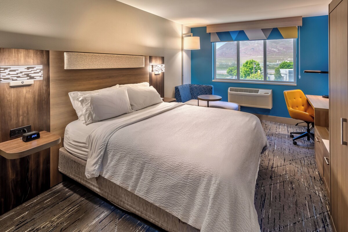 Chambre Standard, 1 très grand lit, accessible aux personnes à mobilité réduite (Mobil Access Tub)