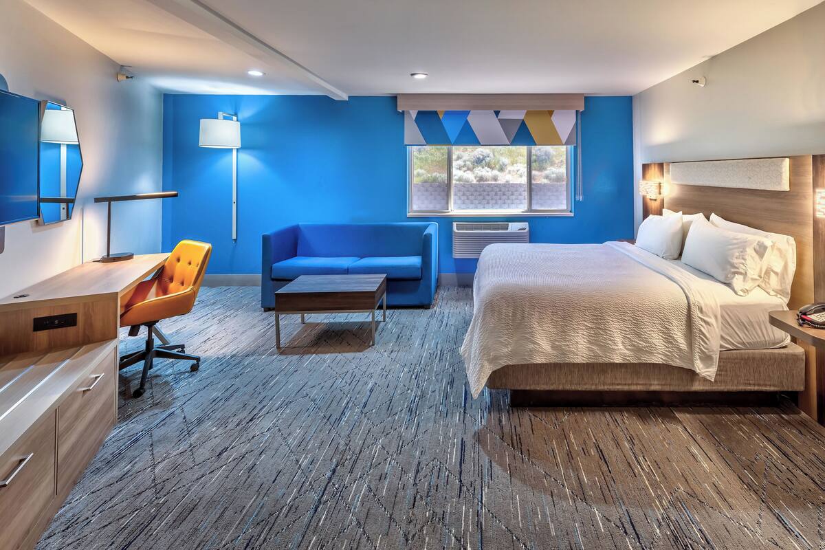 standard room, 1 king bed with sofa bed | 1 bedroom, hypo-allergenic bedding, desk, blackout curtains