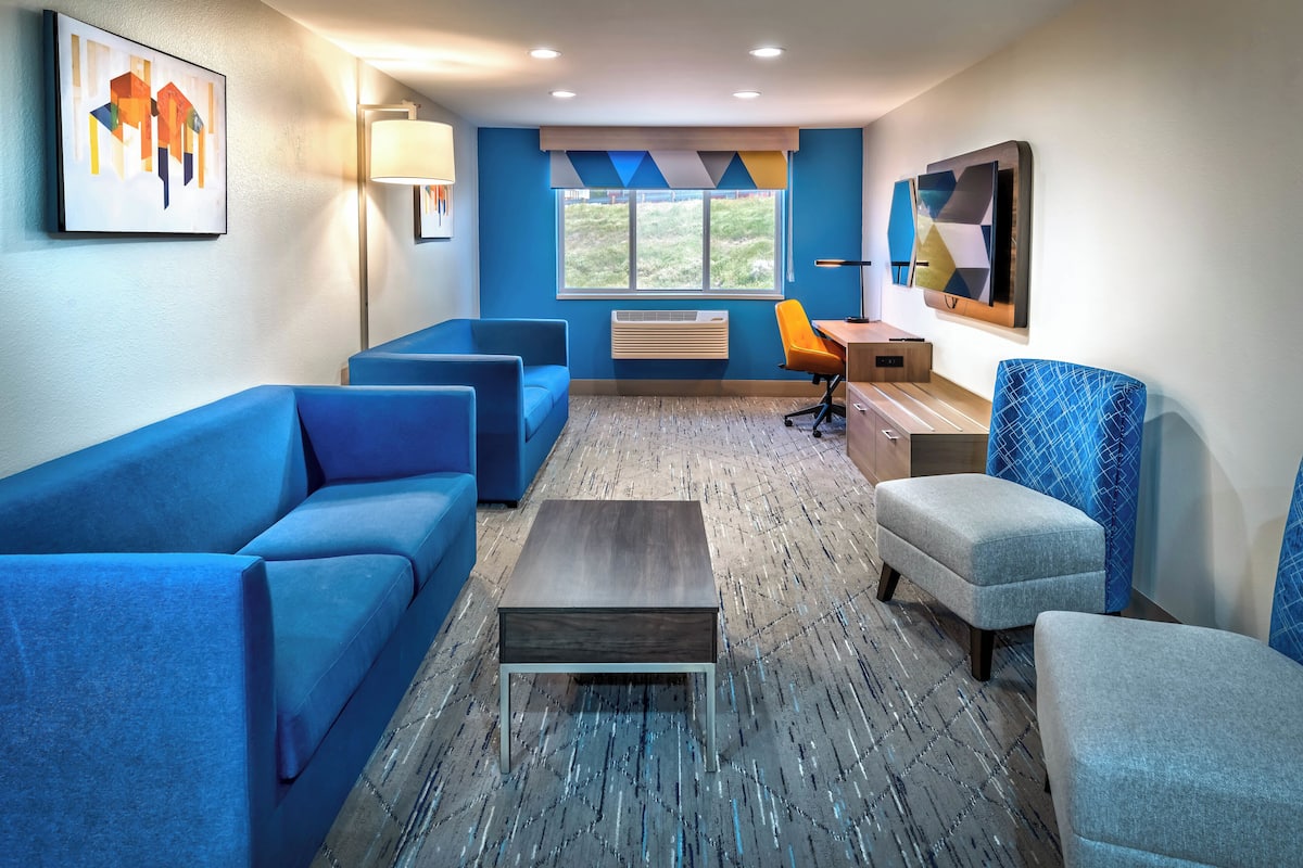 suite, 2 queen beds | room amenity