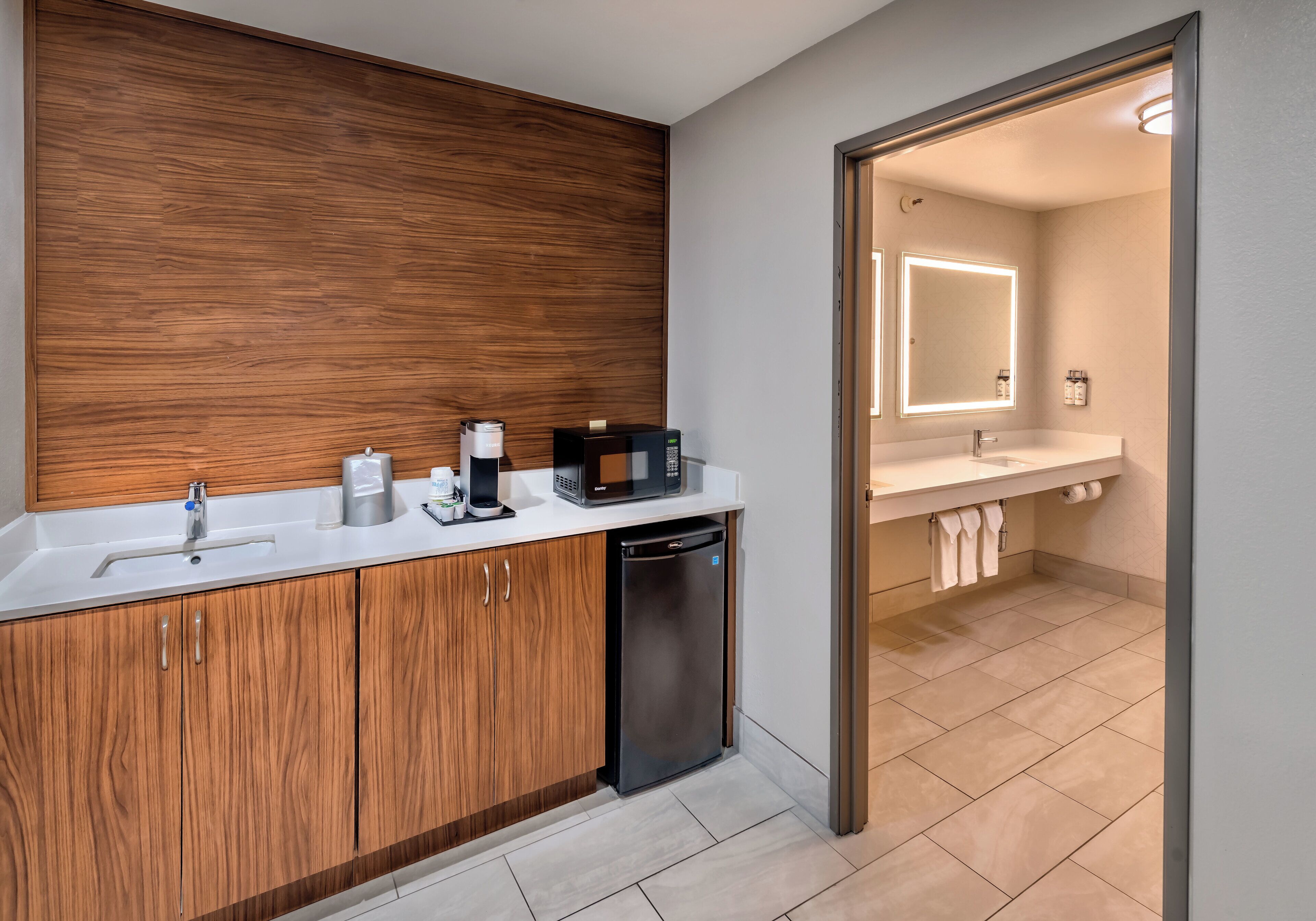 suite, 2 queen beds | room amenity