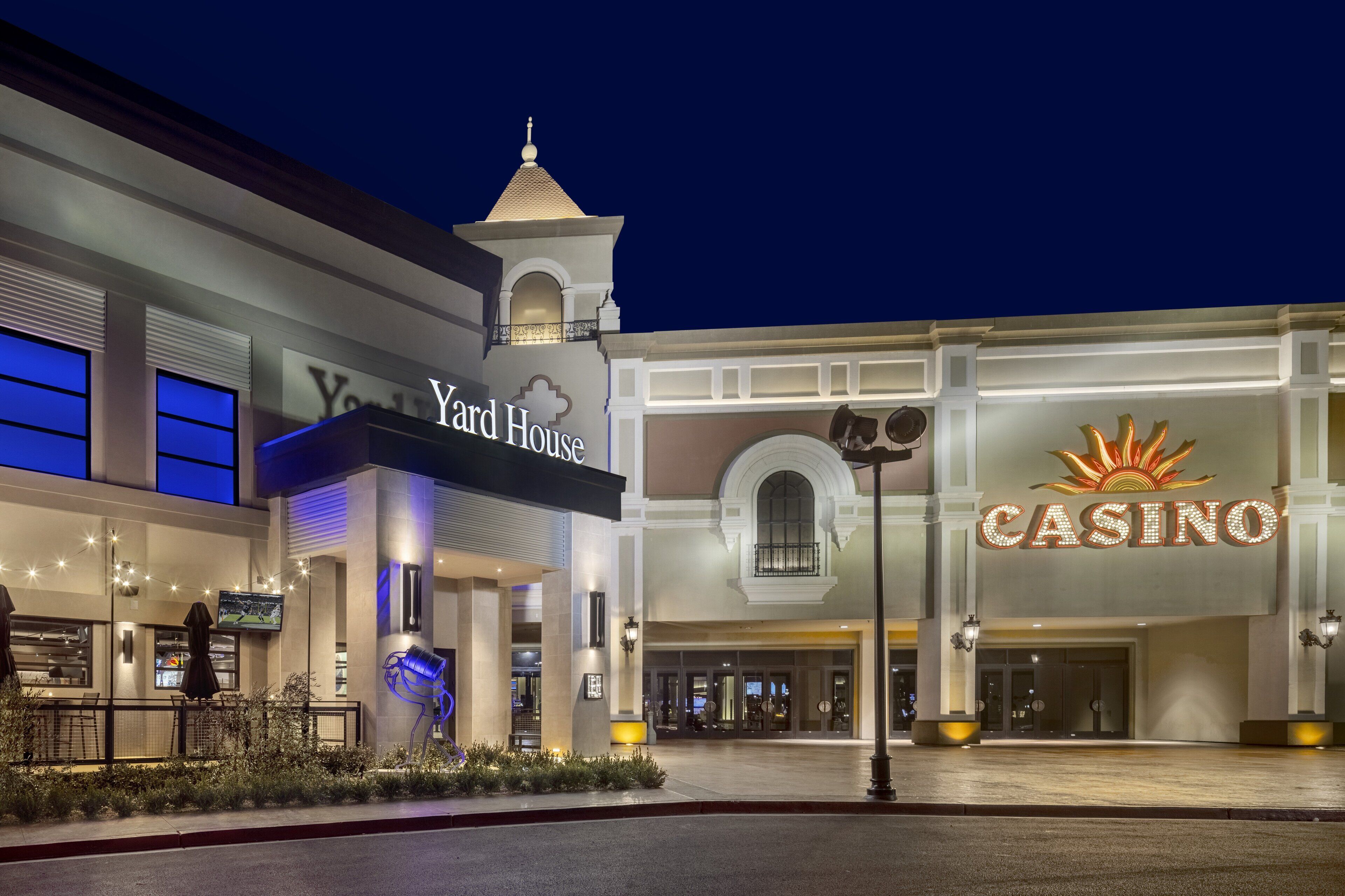 10 restaurantes; se sirve desayuno, almuerzo y cena; cocina americana