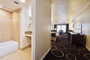 Petite Suite, 1 King Bed | Salle de bain | Articles de toilette (gratuits), séchoir à cheveux, serviettes fournies