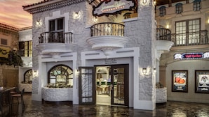Un restaurant spécialisé dans les steaks, avec une façade en pierre, des balcons en fer forgé et une enseigne indiquant « Sonoma Cellar Steakhouse ».