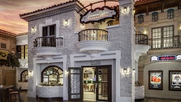 10 restaurants, breakfast, lunch, dinner served; American cuisine